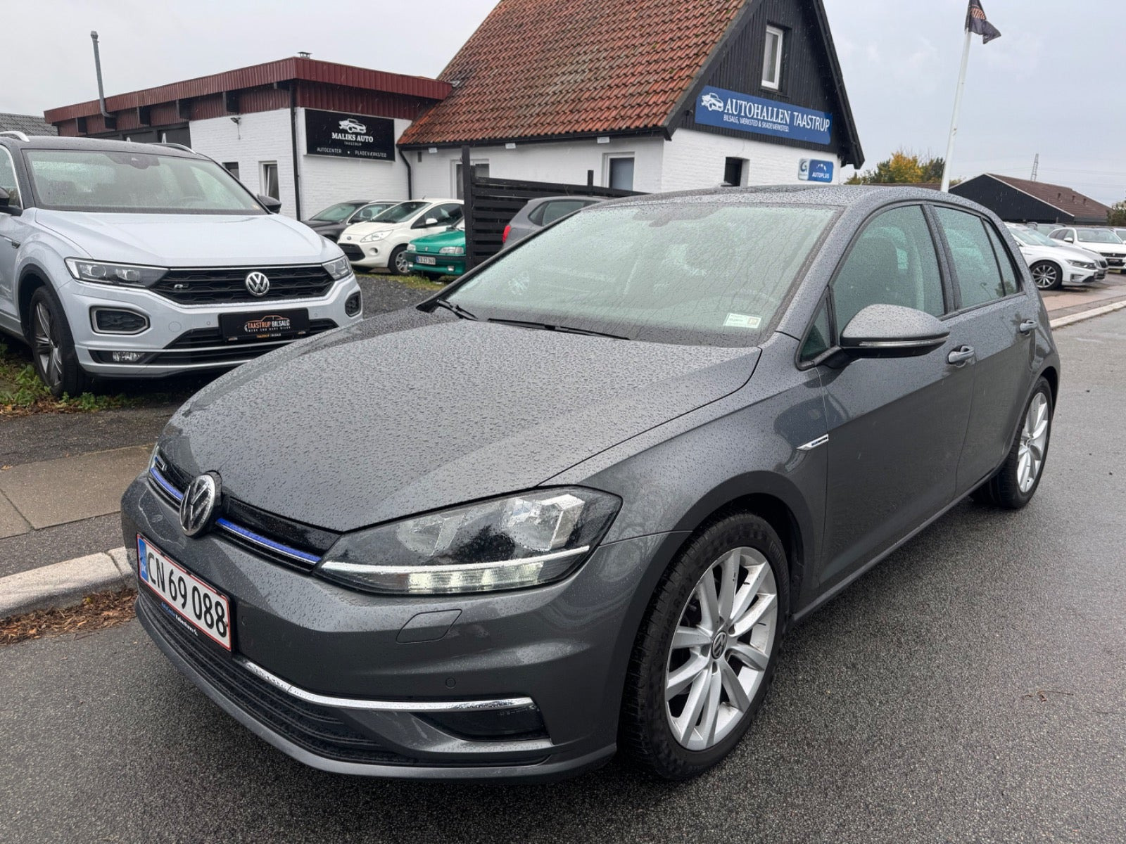 Grå VW Golf VII fra 2019