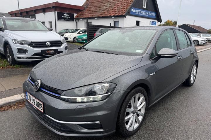 Grå VW Golf VII fra 2019