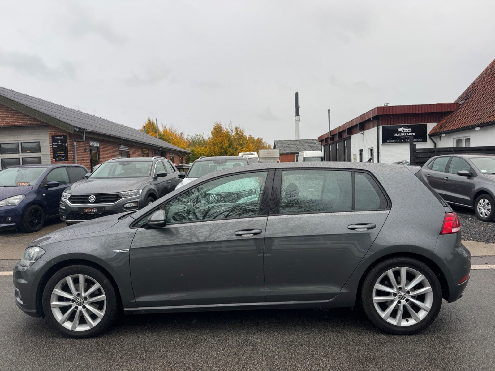 Grå VW Golf VII fra 2019