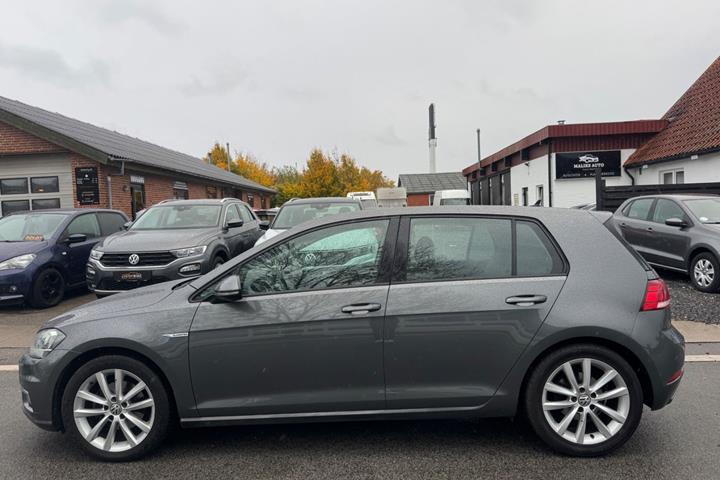 Grå VW Golf VII fra 2019