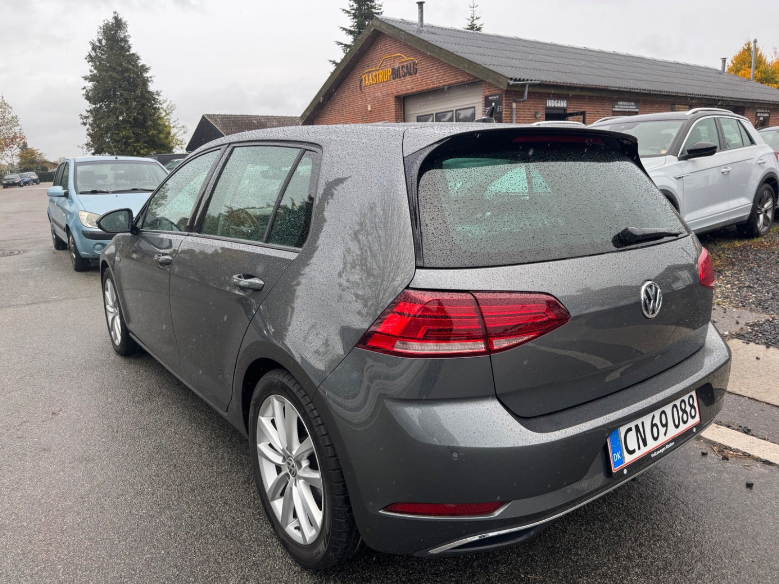 Grå VW Golf VII fra 2019