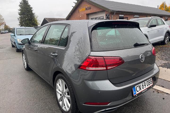Grå VW Golf VII fra 2019