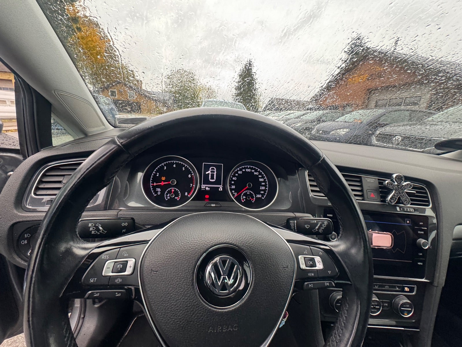 Grå VW Golf VII fra 2019