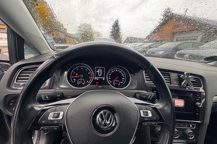 Grå VW Golf VII fra 2019