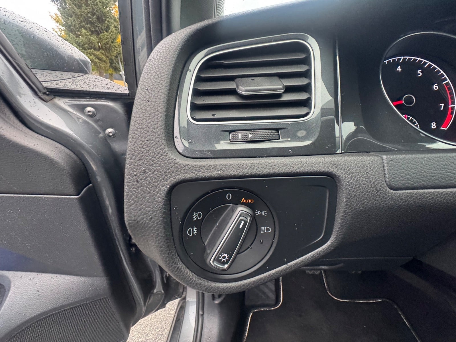 Grå VW Golf VII fra 2019