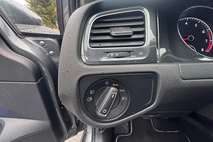 Grå VW Golf VII fra 2019
