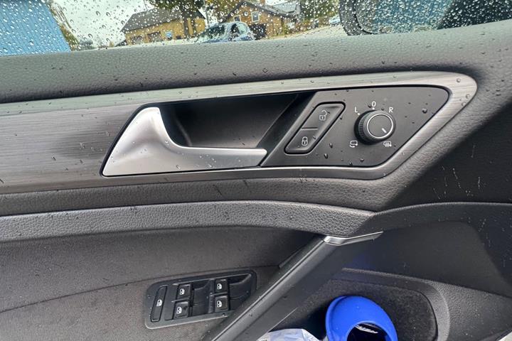 Grå VW Golf VII fra 2019