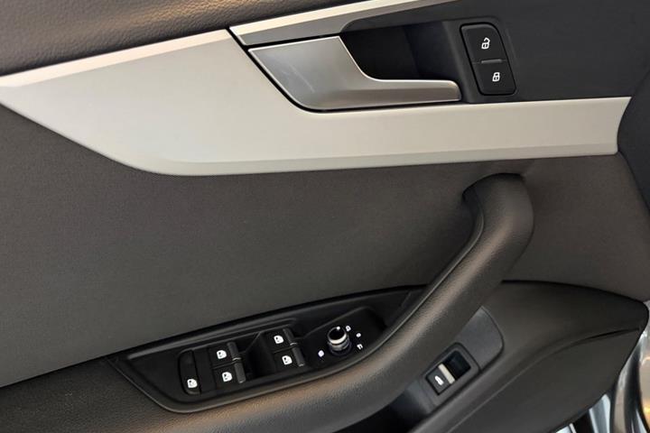 Grå Audi A4 fra 2020