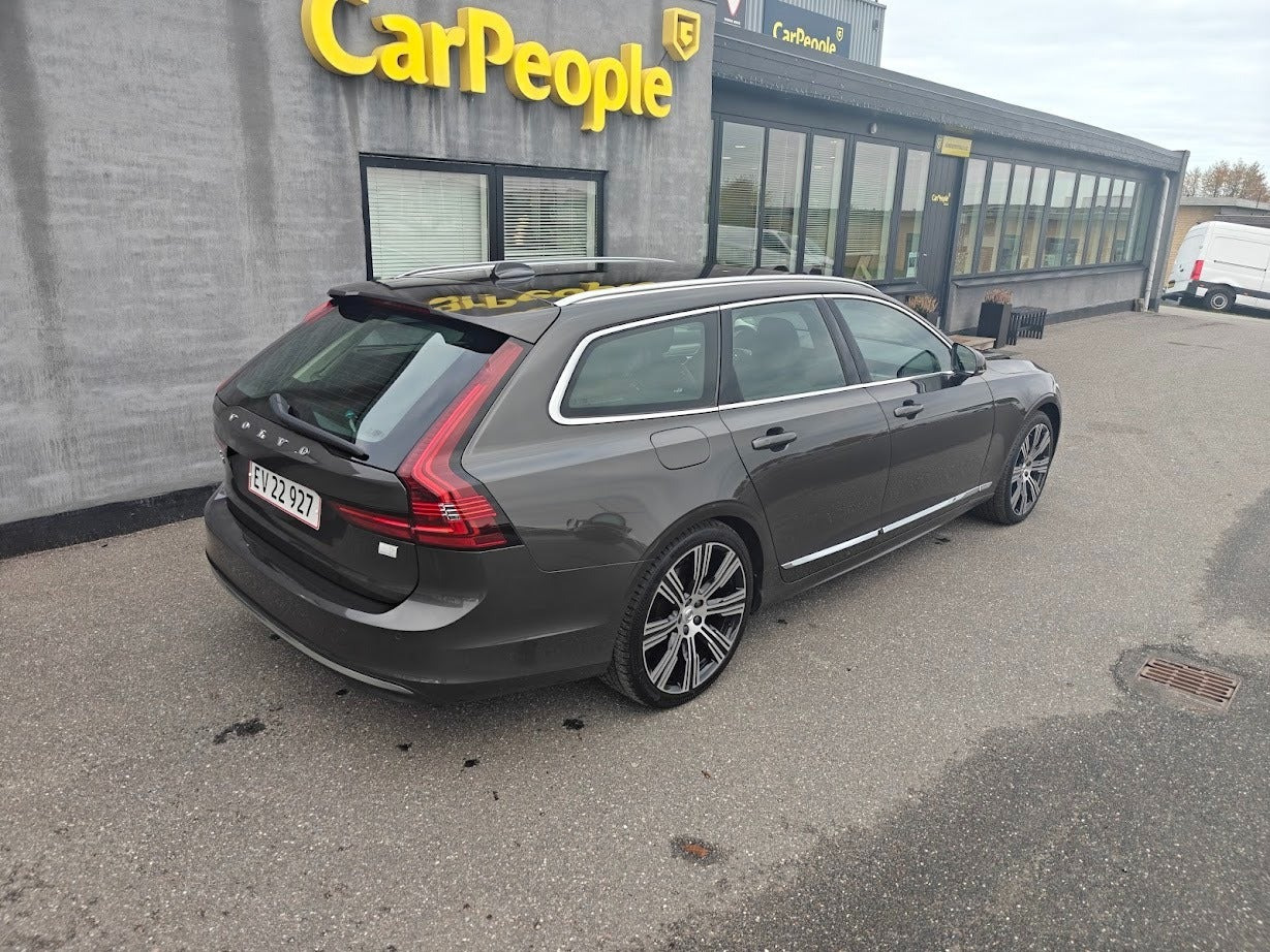Brun Volvo V90 fra 2022