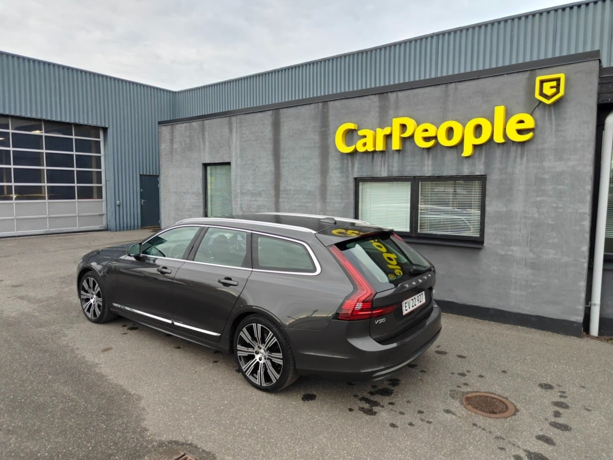 Brun Volvo V90 fra 2022