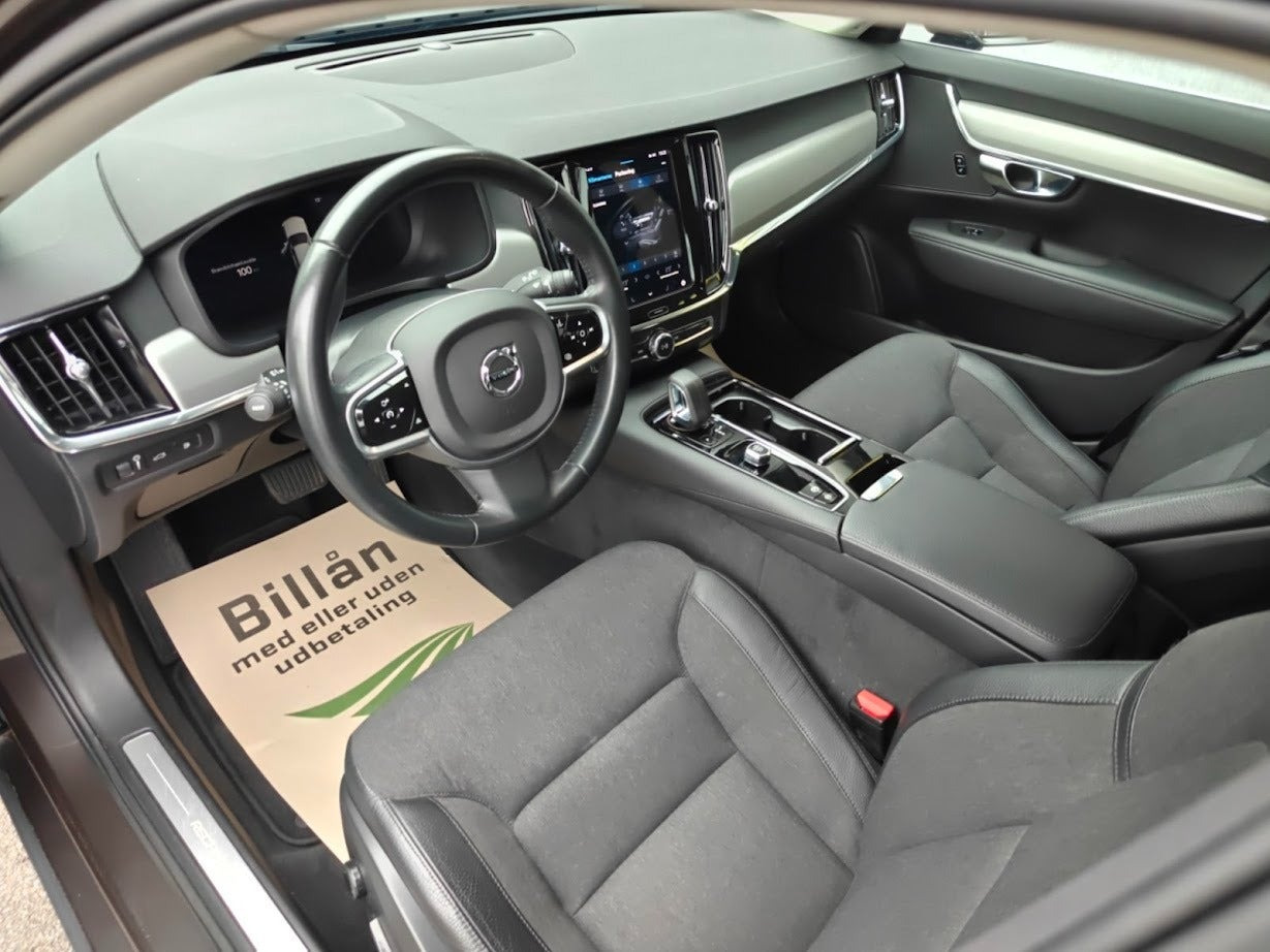 Brun Volvo V90 fra 2022