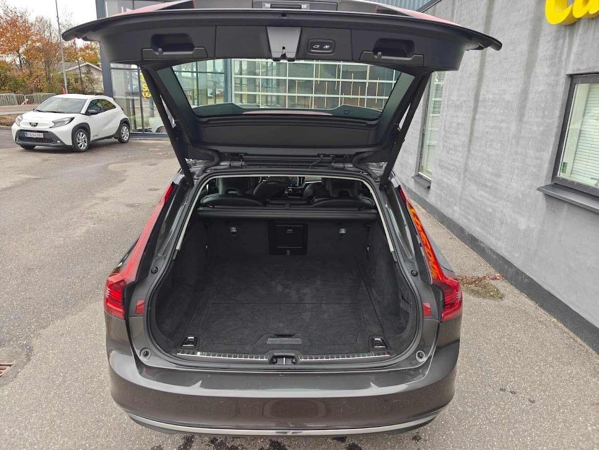 Brun Volvo V90 fra 2022