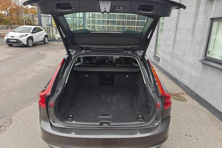 Brun Volvo V90 fra 2022