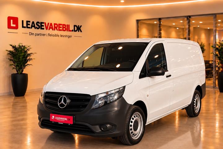 Hvid Mercedes Vito 114 fra 2022