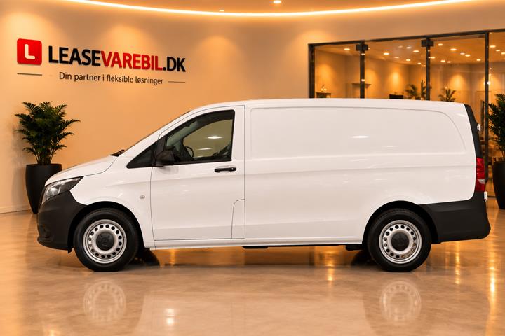Hvid Mercedes Vito 114 fra 2022