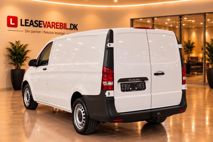 Hvid Mercedes Vito 114 fra 2022