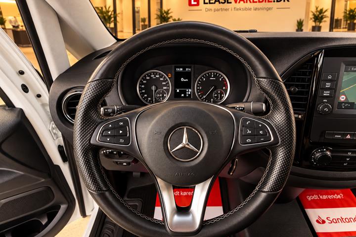 Hvid Mercedes Vito 114 fra 2022