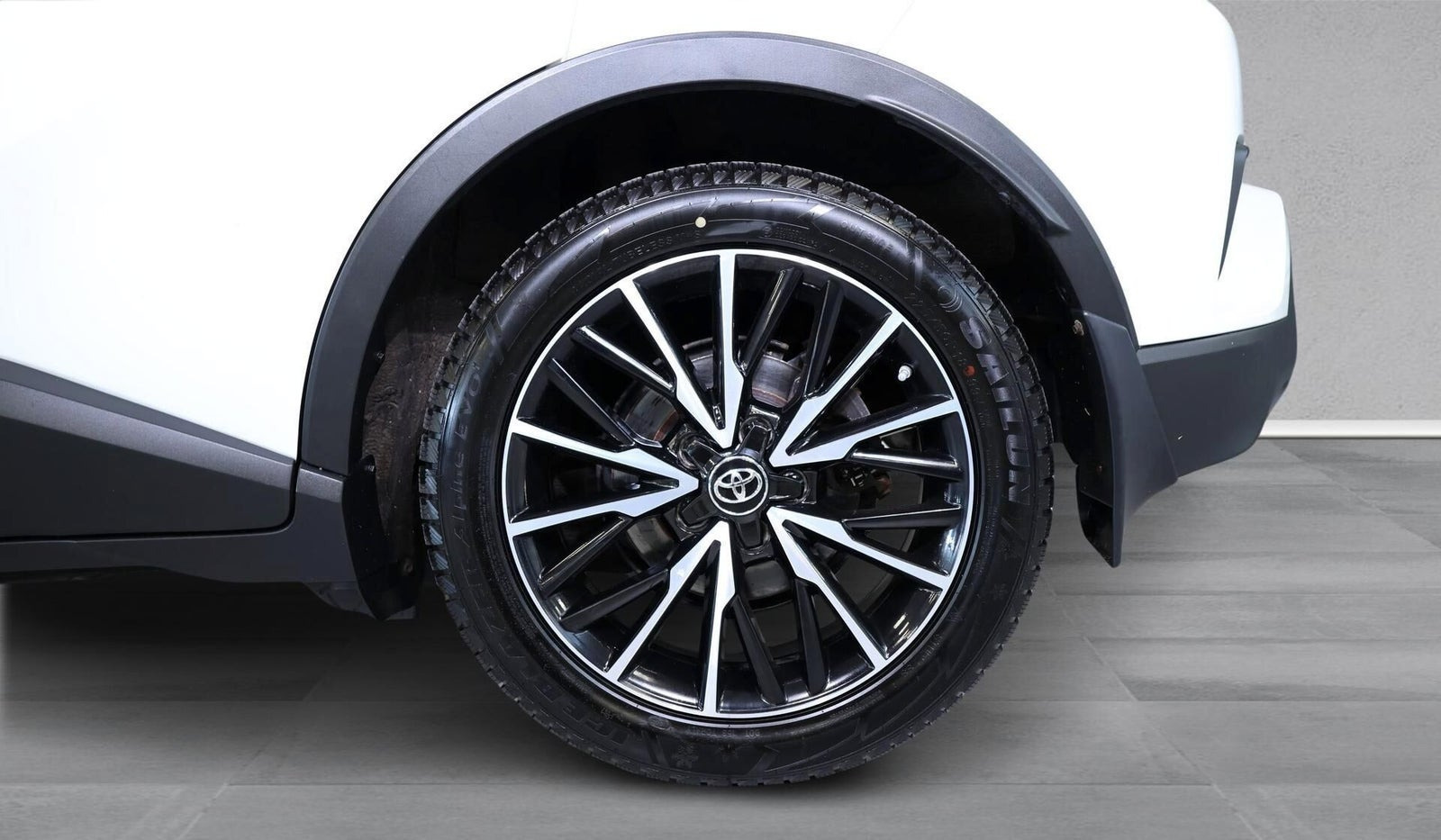 Hvid Toyota C-HR fra 2018