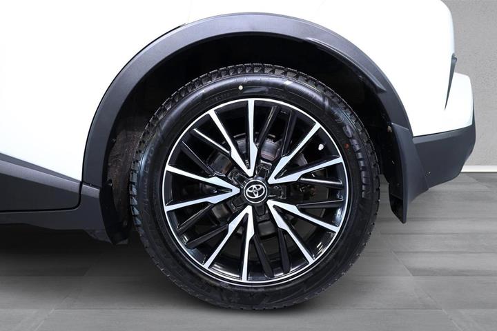 Hvid Toyota C-HR fra 2018