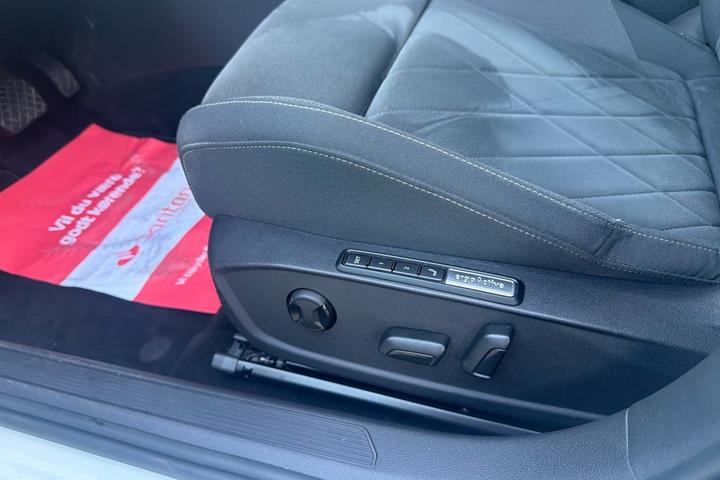 Hvid VW Golf VIII fra 2021