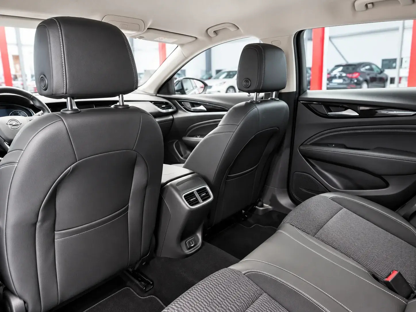 Sort Opel Insignia fra 2018