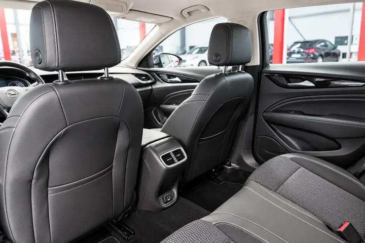 Sort Opel Insignia fra 2018