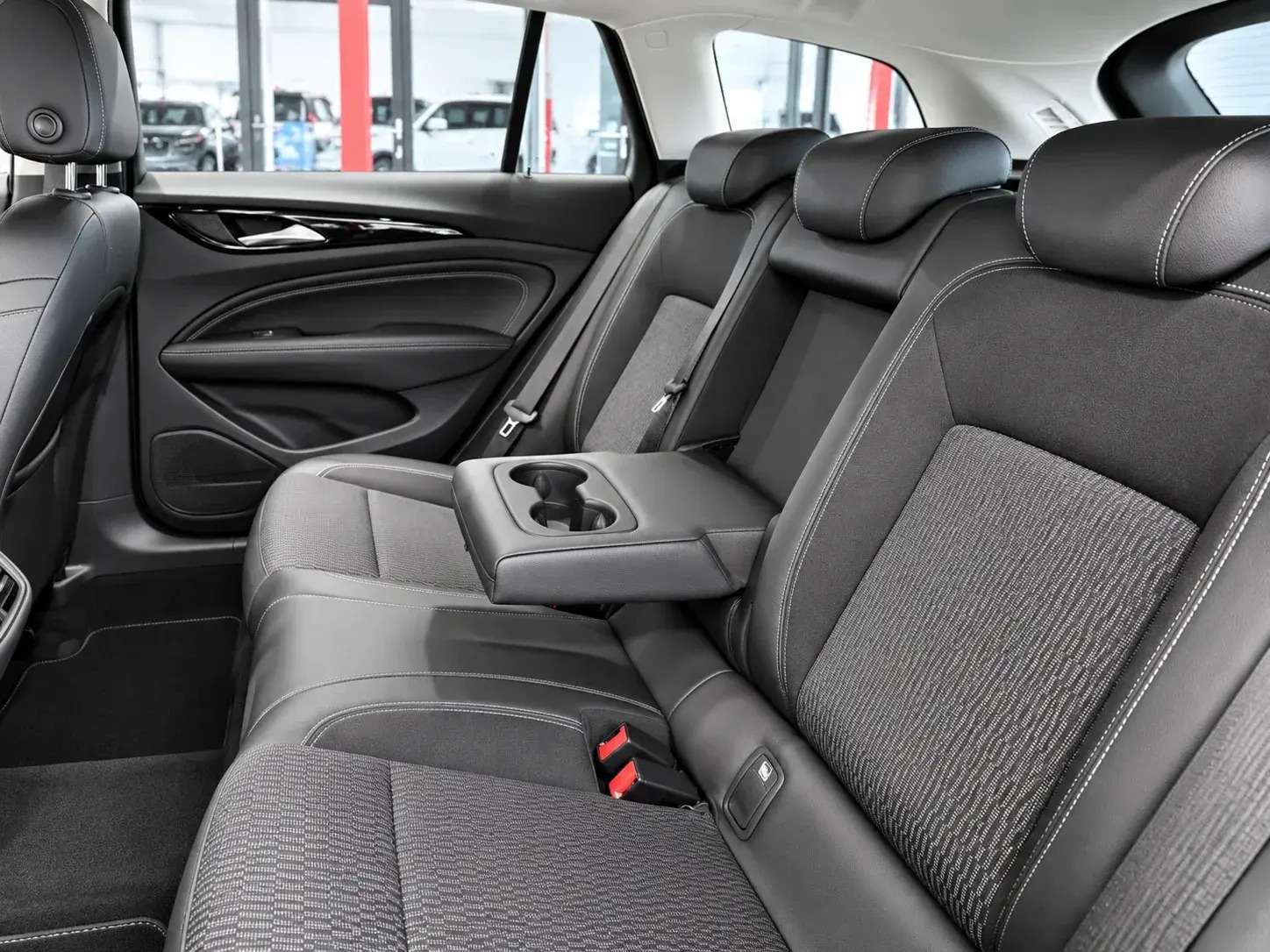 Sort Opel Insignia fra 2018