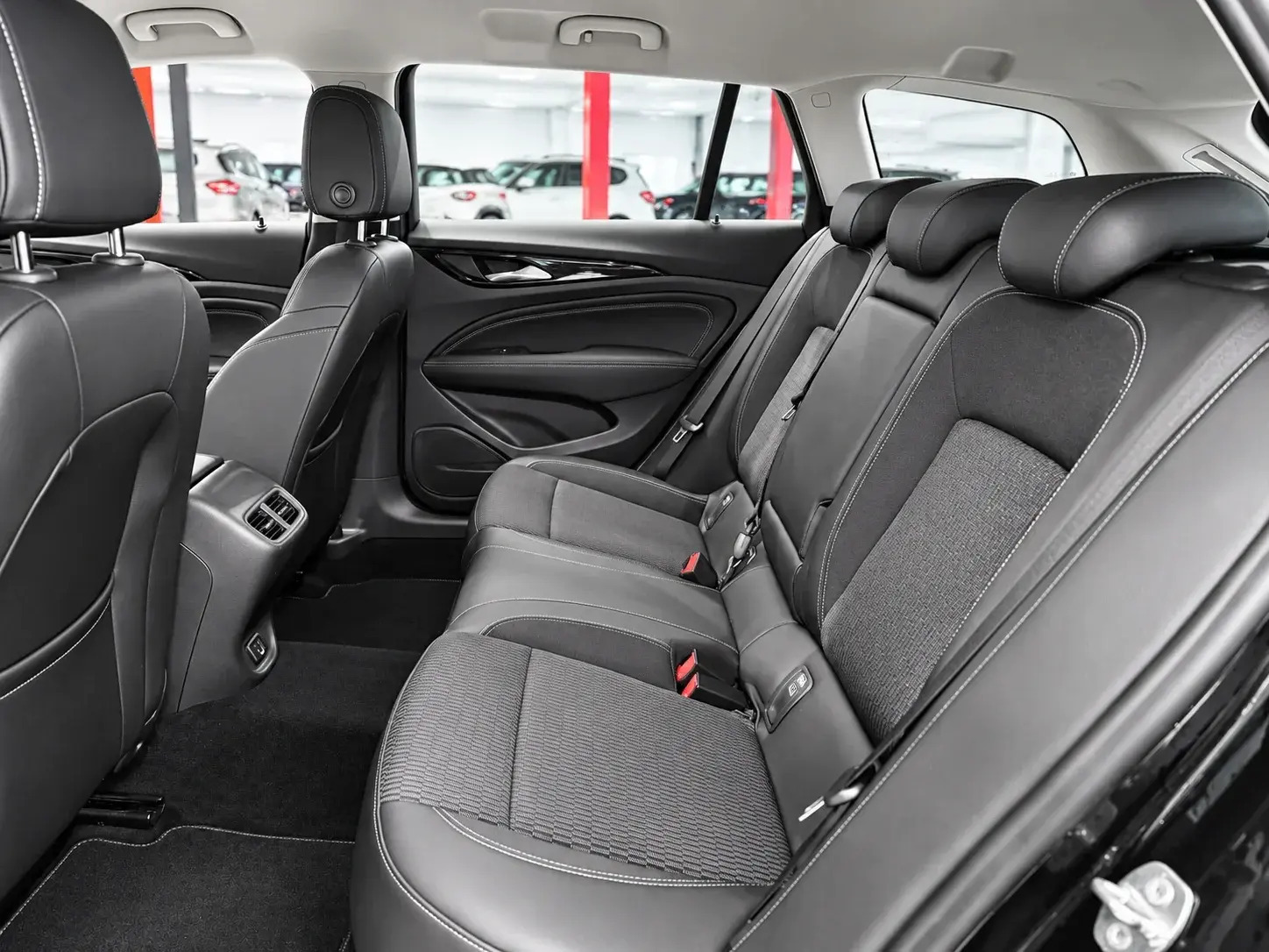 Sort Opel Insignia fra 2018