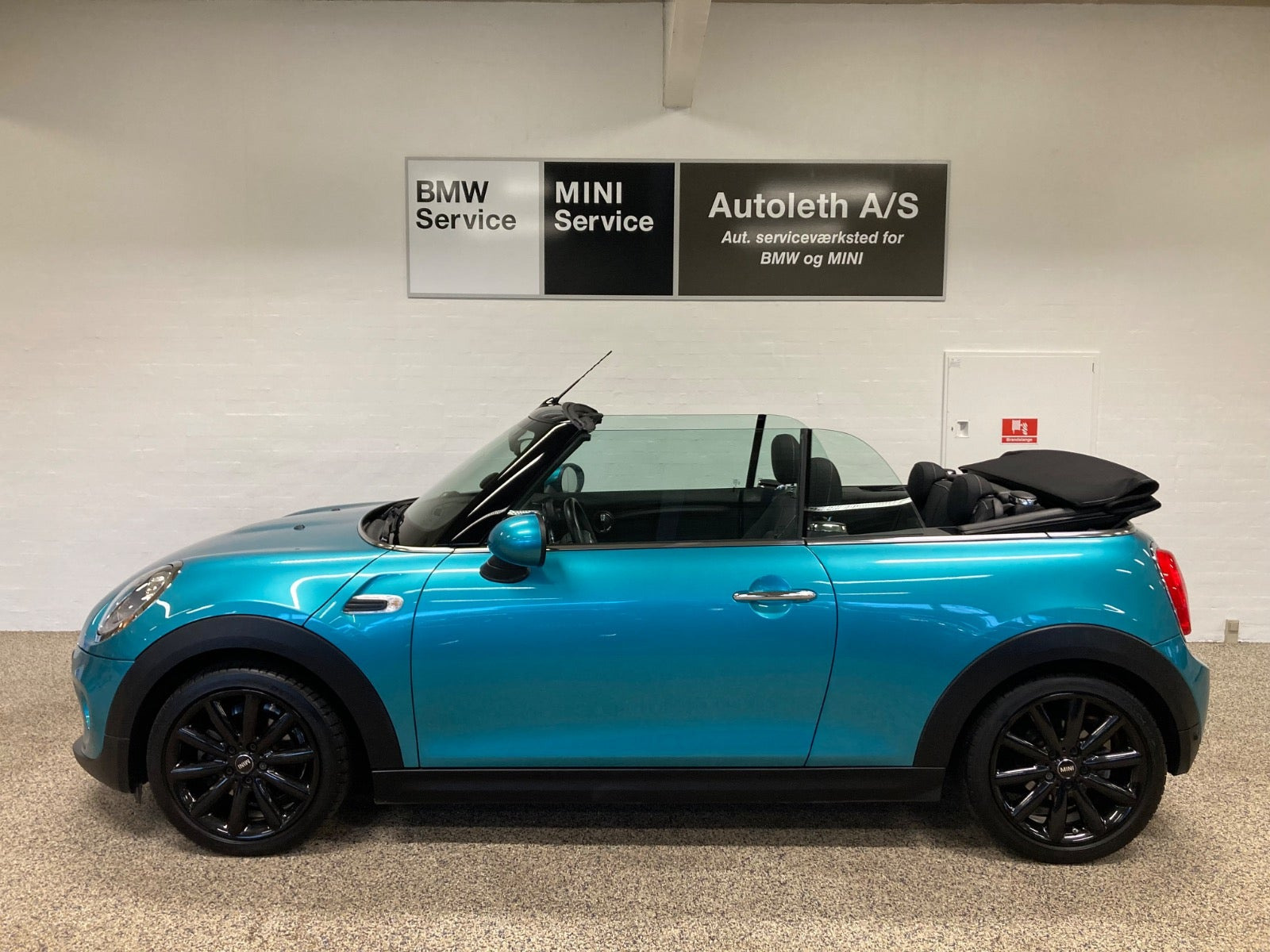 Blå Mini Cooper fra 2016