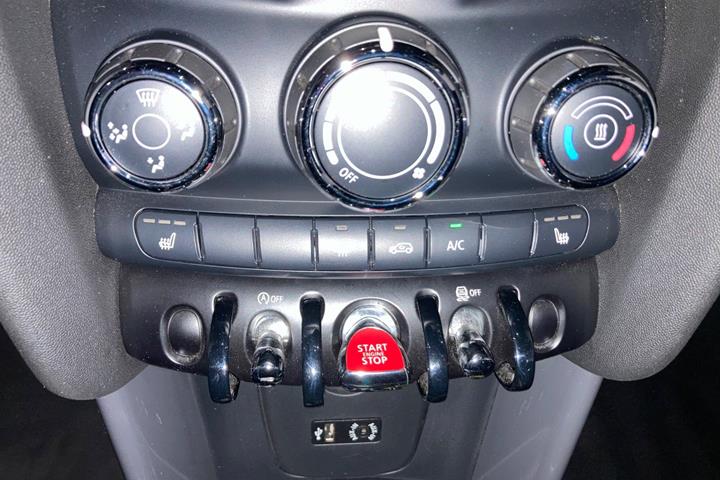 Blå Mini Cooper fra 2016