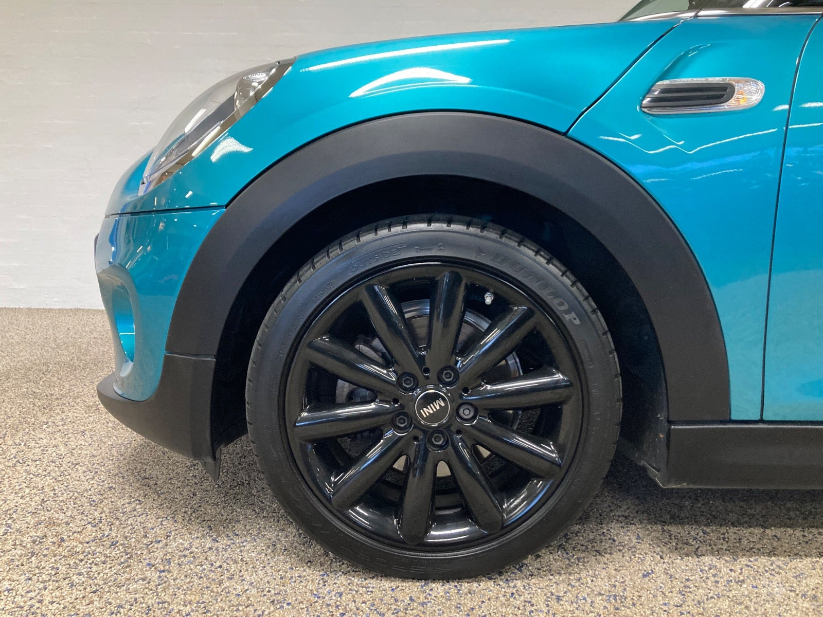 Blå Mini Cooper fra 2016