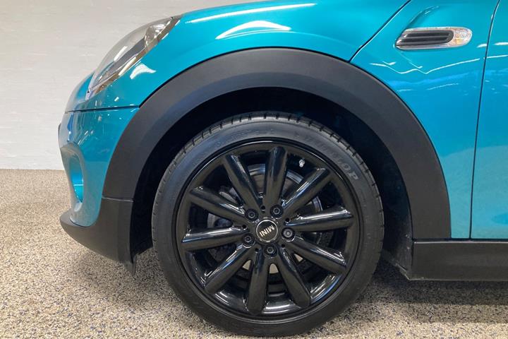Blå Mini Cooper fra 2016