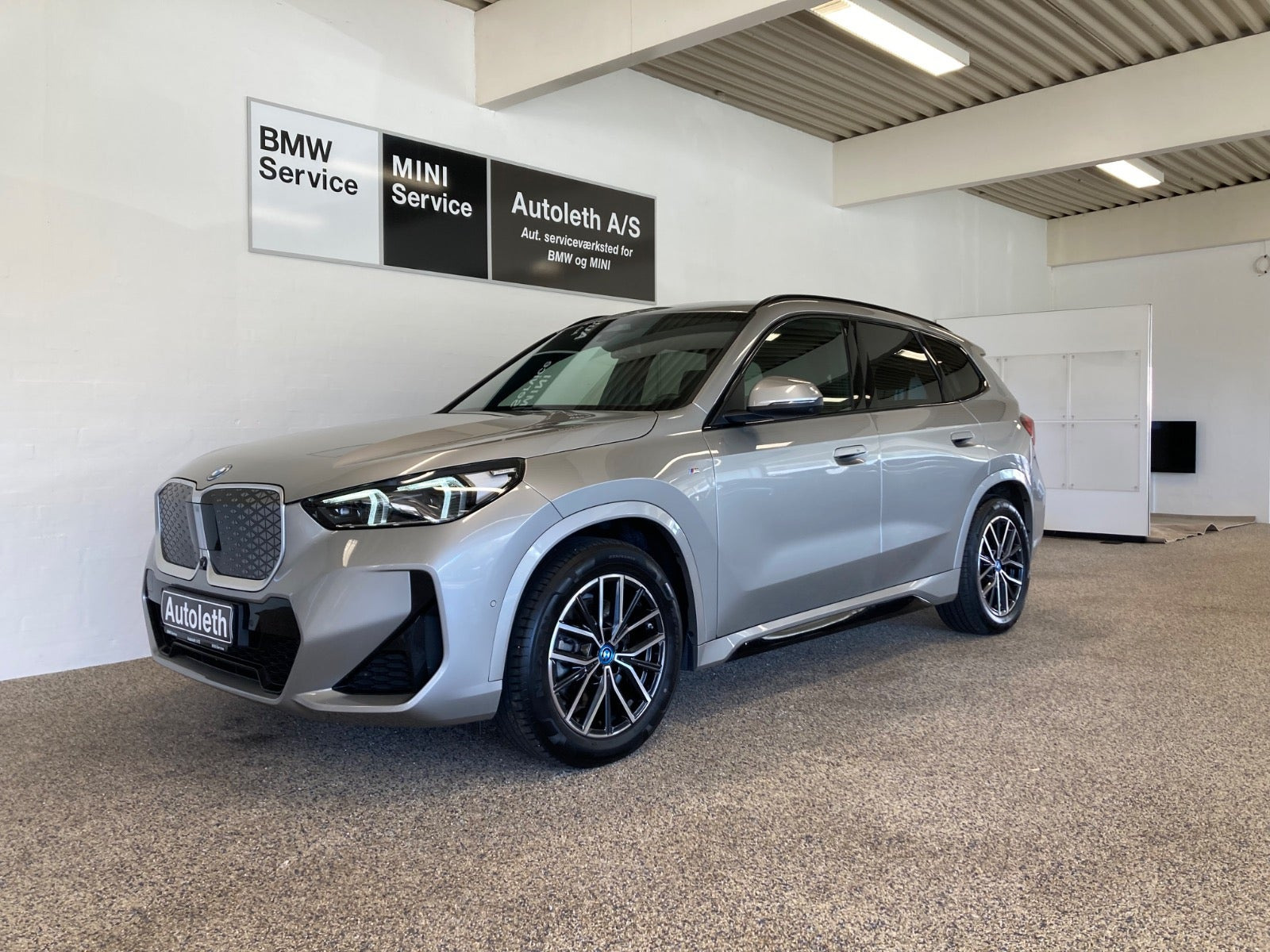 Sølv BMW iX1 fra 2025