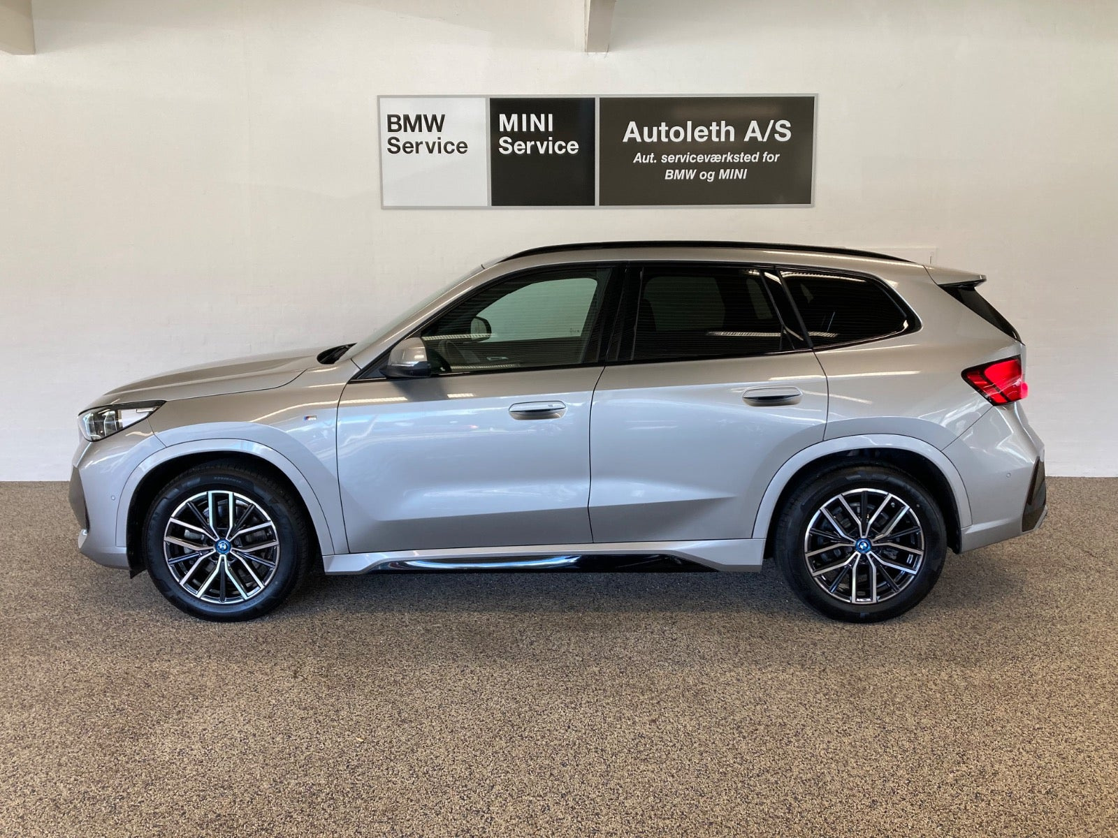 Sølv BMW iX1 fra 2025