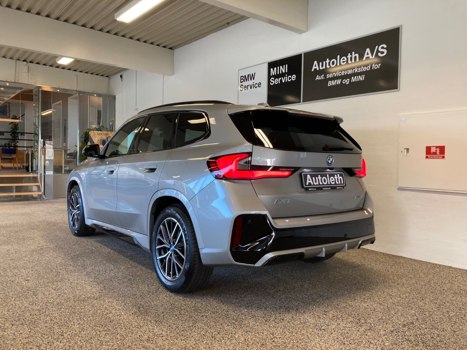 Sølv BMW iX1 fra 2025