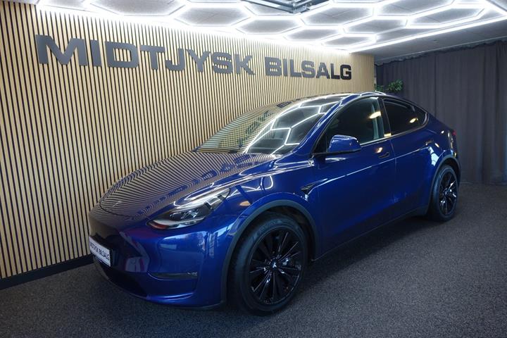 Blå Tesla Model Y fra 2023