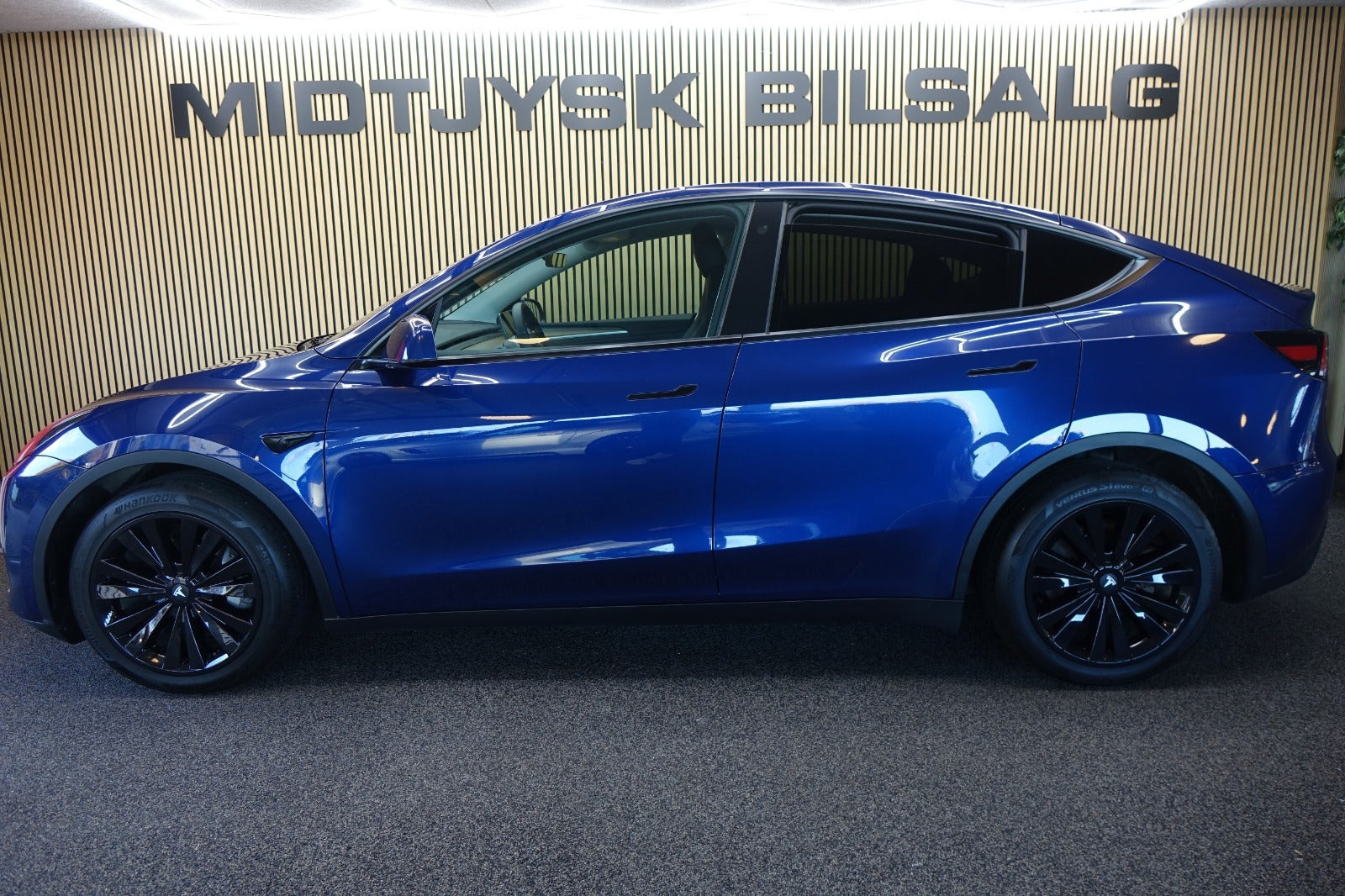 Blå Tesla Model Y fra 2023