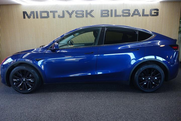Blå Tesla Model Y fra 2023