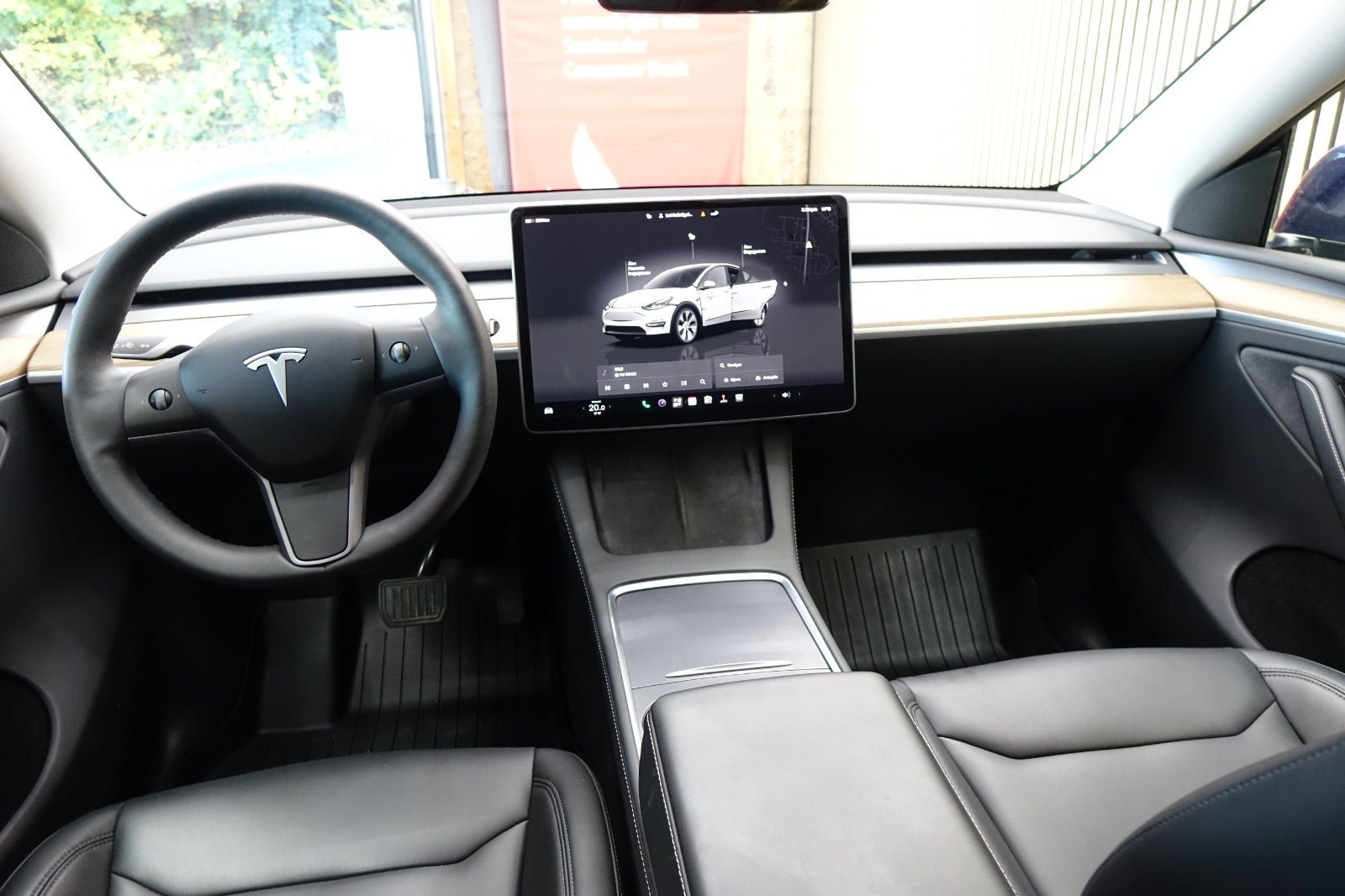 Blå Tesla Model Y fra 2023