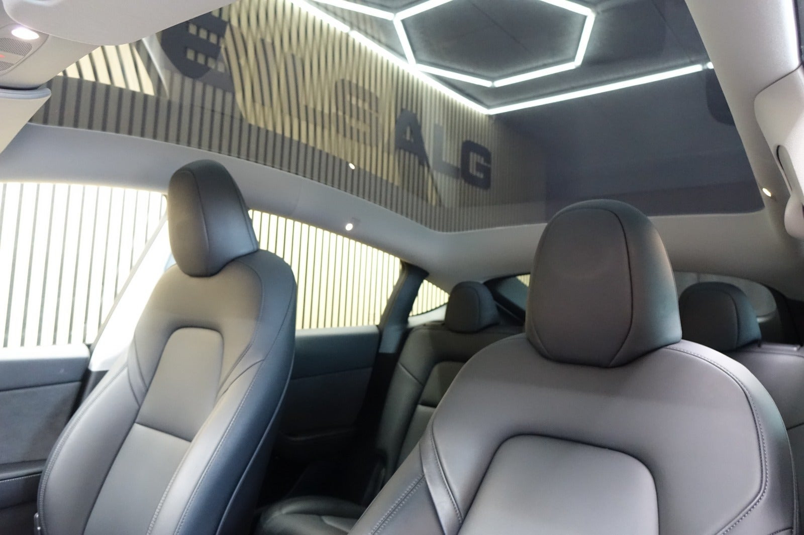 Blå Tesla Model Y fra 2023