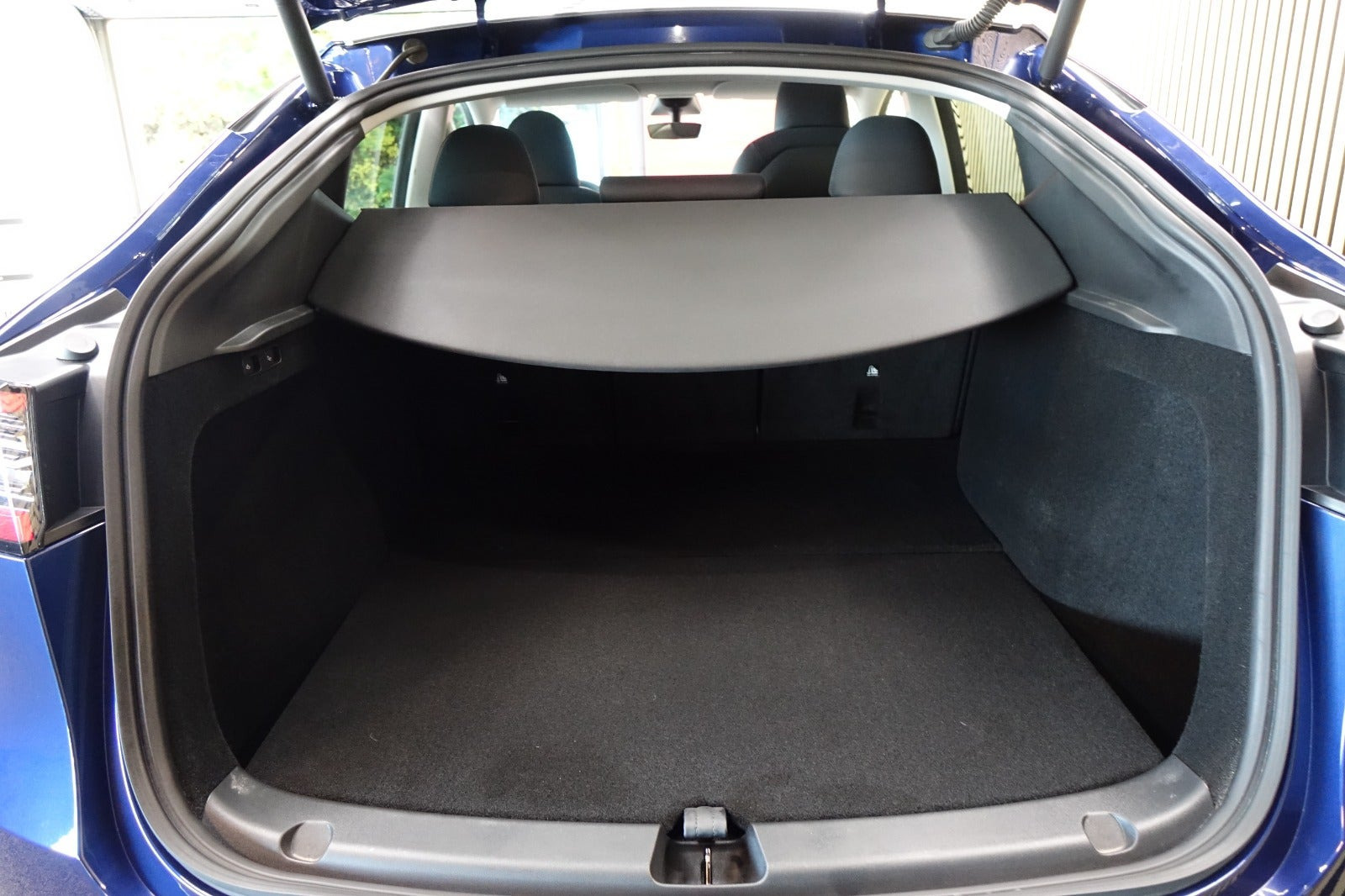 Blå Tesla Model Y fra 2023