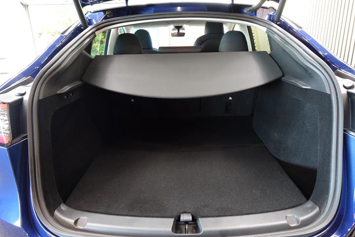 Blå Tesla Model Y fra 2023