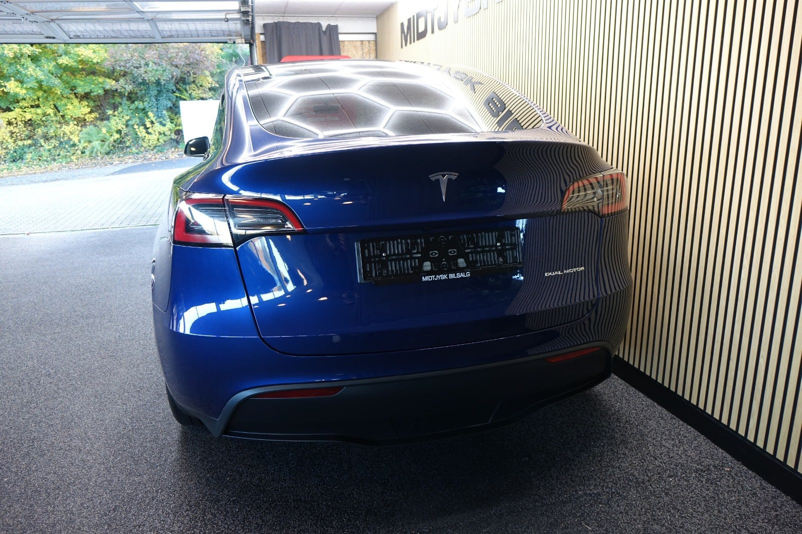 Blå Tesla Model Y fra 2023
