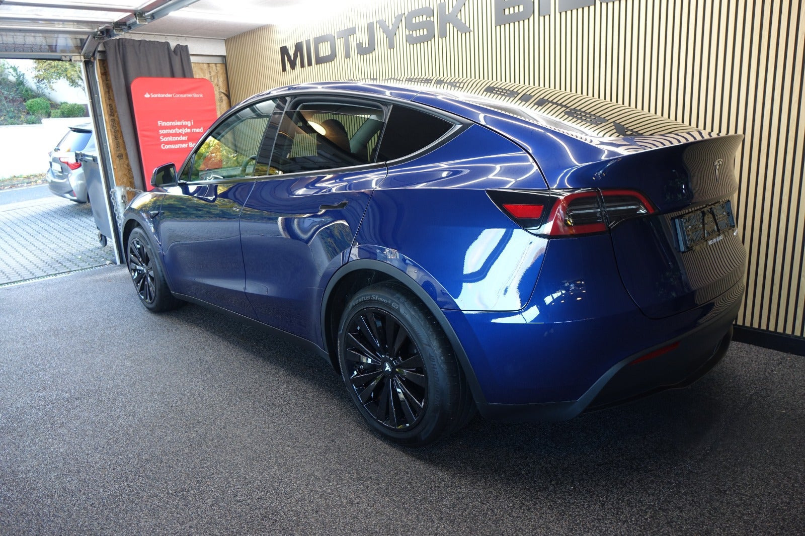 Blå Tesla Model Y fra 2023