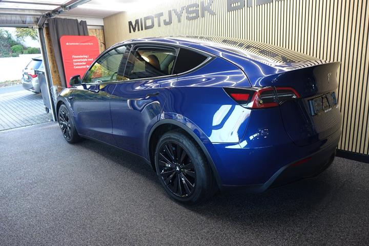 Blå Tesla Model Y fra 2023