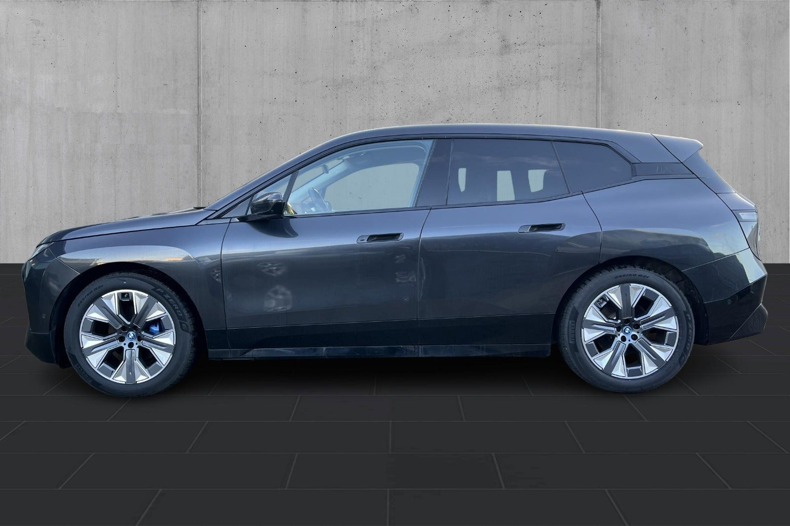 Grå BMW iX fra 2023