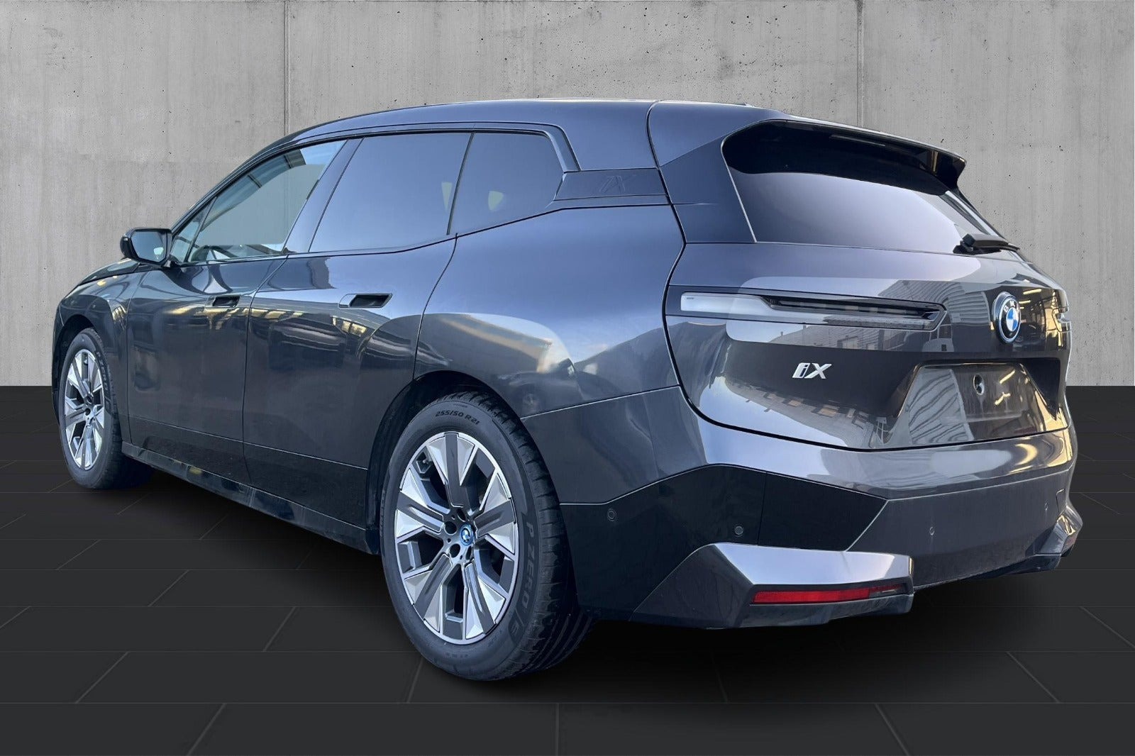 Grå BMW iX fra 2023