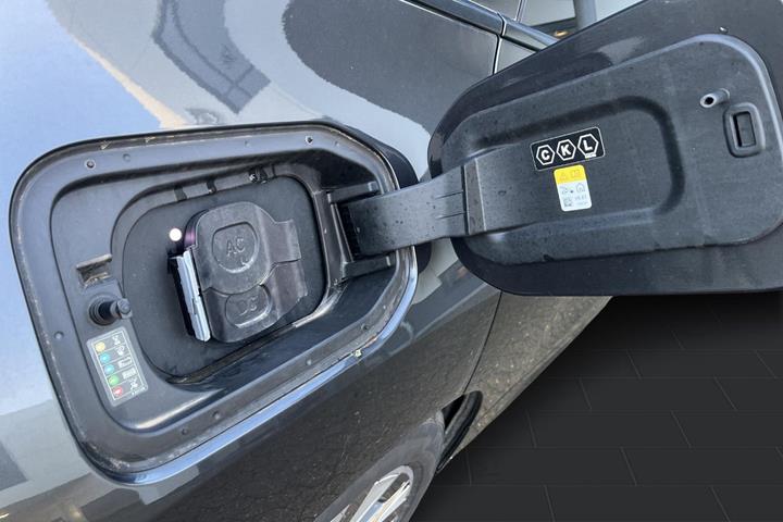 Grå BMW iX fra 2023