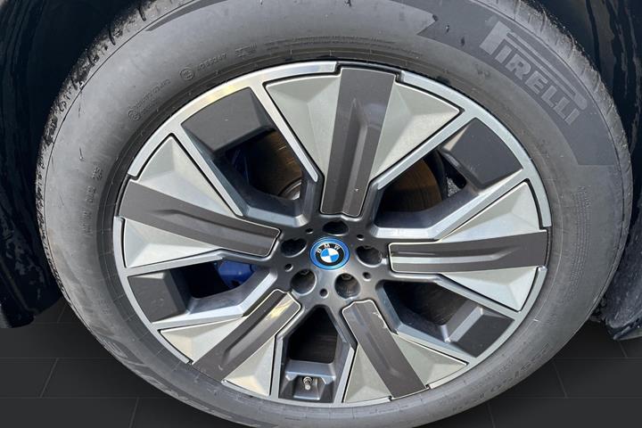 Grå BMW iX fra 2023