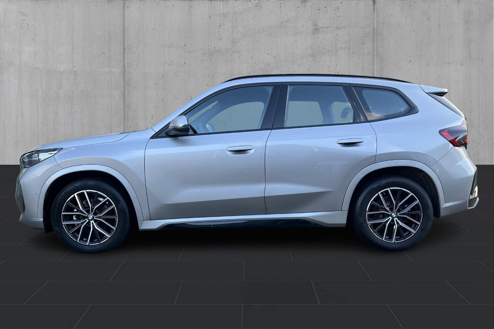 Sølv BMW iX1 fra 2026